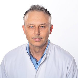 Das Bild zeigt Ioannis Alafogiannis, Facharzt im MVZ Onkologie am Klinikum Mittelbaden.