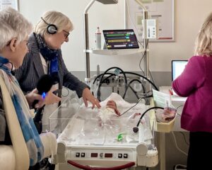Pflegedirektorin Patricia Krill lässt sich im Simulationszentrum die Möglichkeiten zur Versorgung von Frühgeborenen am Frühchensimulator Paul zeigen.