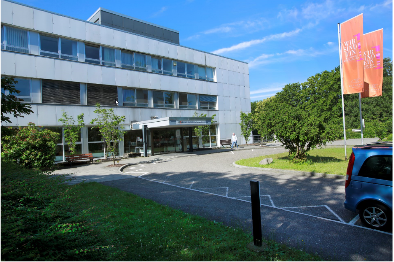 Das Bild zeigt den Eingangsbereich des Krankenhaus in Bühl.